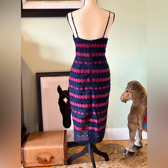 BARDOT Navy Burgundy Diamond Lace Embroidered V-Neck Sheath Dress 8 - Picture 6 of 11